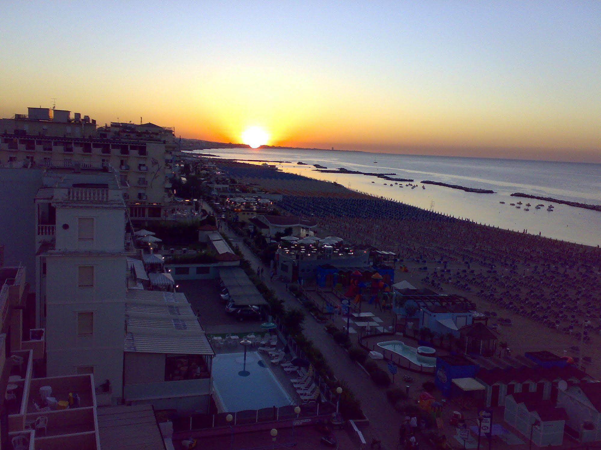 Hotel Gabbiano Cattolica Exterior foto